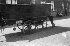 221135 Afbeelding van hondenkar van J. Miltenburg op vermoedelijk de Hoogstraat te Utrecht.